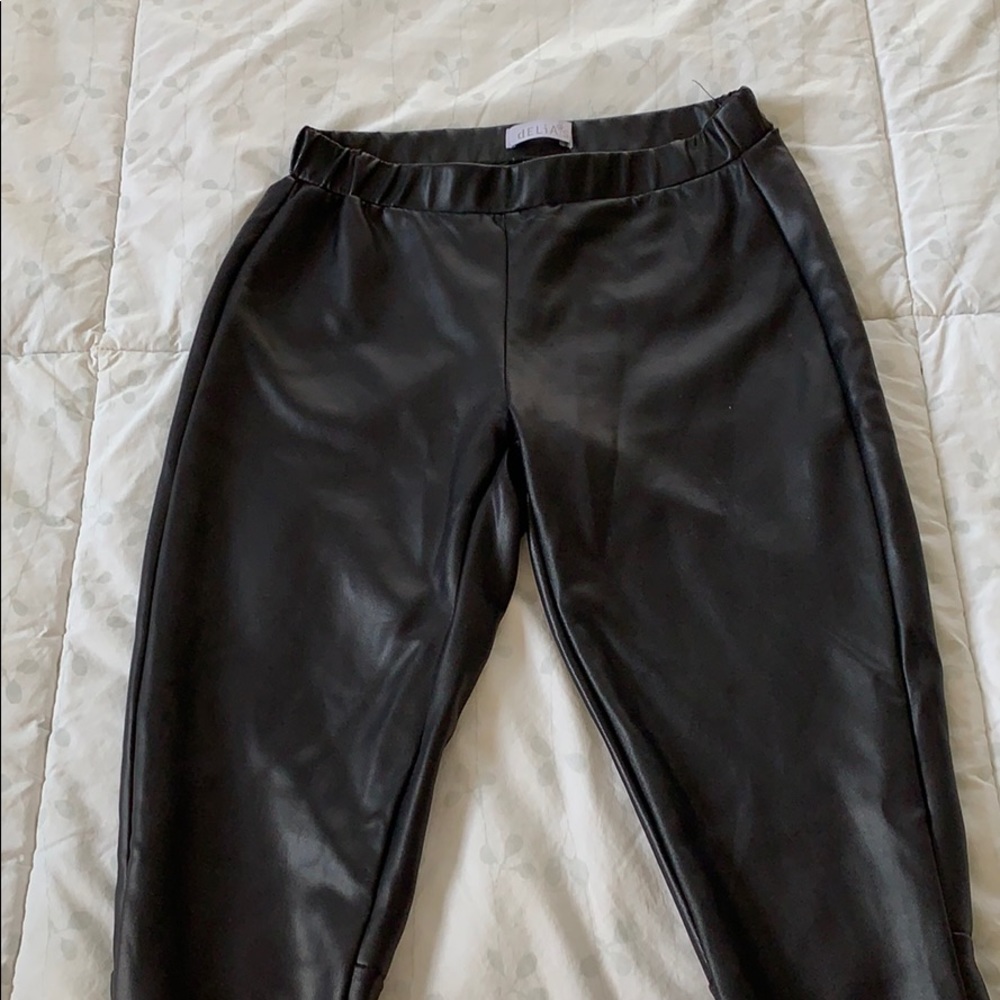 Faux leather full length black legging.